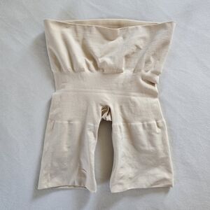 SKIMS▪️High Waisted Mid Thigh Sheer Seamless Everday Sculpt Shorts in Sand